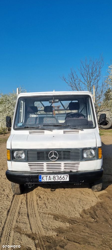 Mercedes-Benz 208 - 1