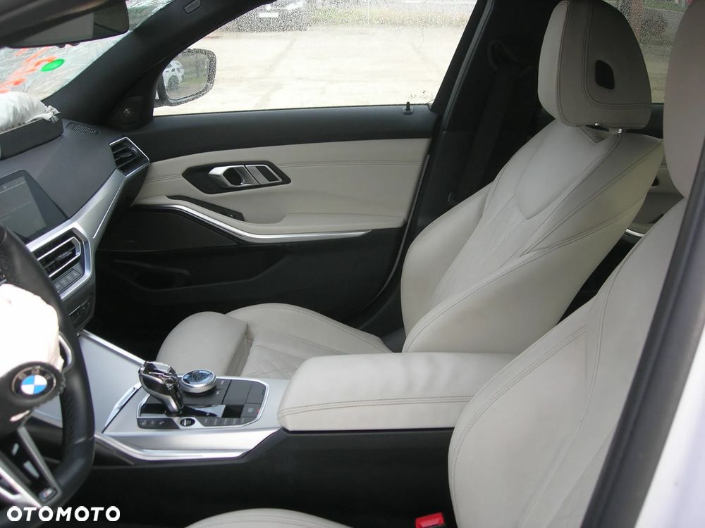 BMW Seria 3 330d xDrive - 12