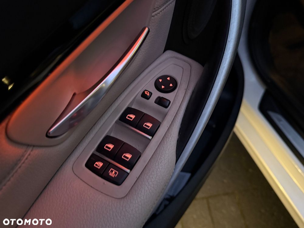 BMW Seria 3 328i xDrive Luxury Line - 11