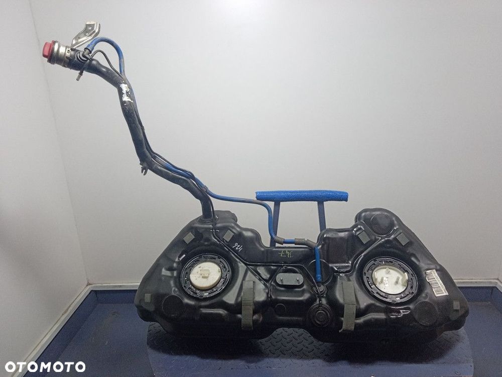 C W204 2.2 CDI KOMBI ZBIORNIK PALIWA A2044708301 - 1