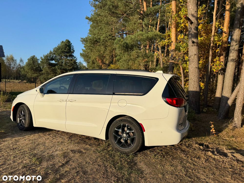 Chrysler Pacifica - 4