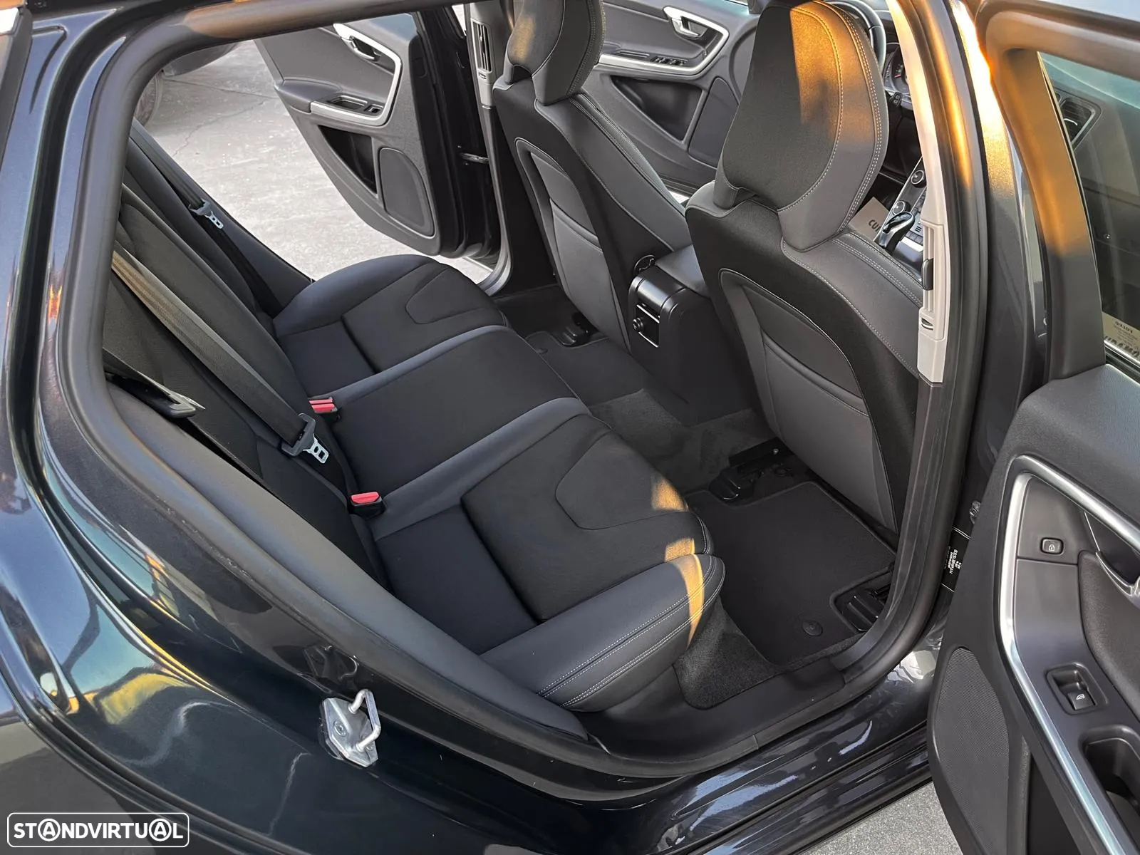 Volvo V60 1.6 D2 Momentum Eco Powershift - 38