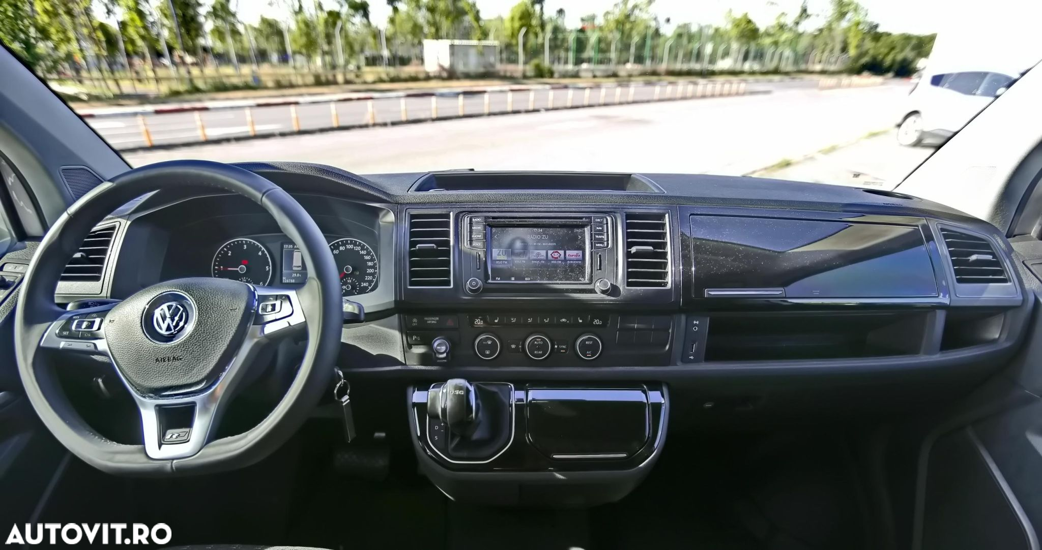 Volkswagen Caravelle - 36