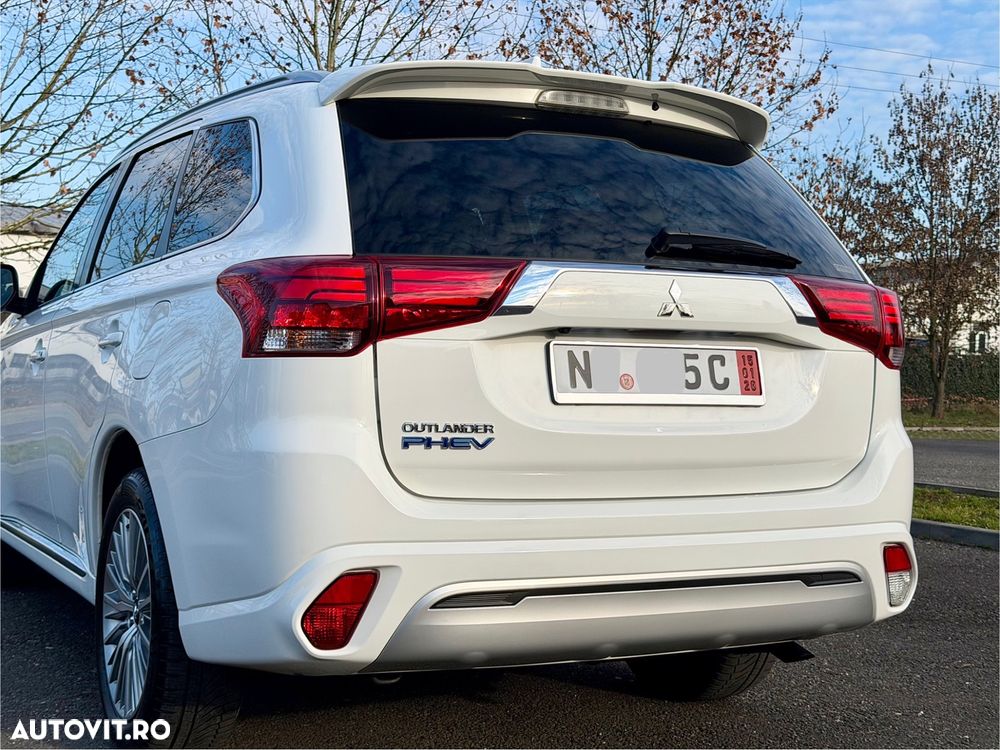Mitsubishi Outlander 2.4 4WD Plug-In Hybrid - 22