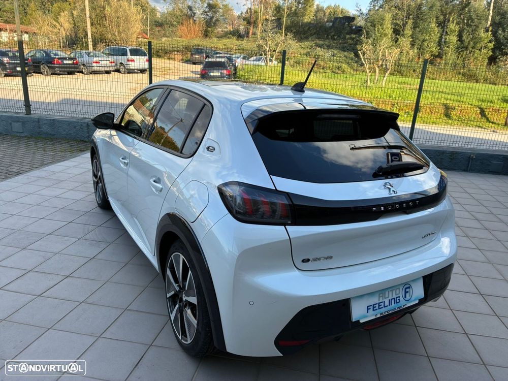 Peugeot 208 - 8