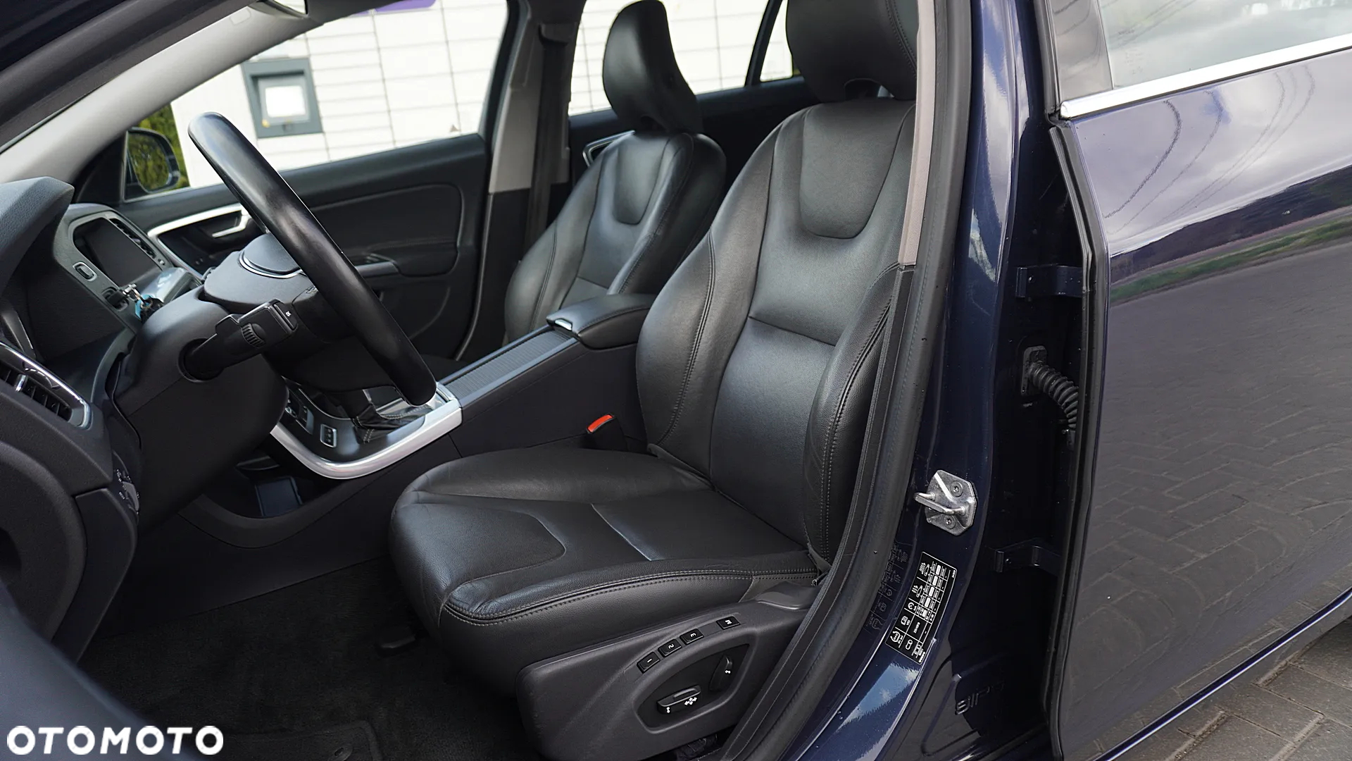 Volvo V60 D6 AWD Plug-in Hybrid Momentum - 24