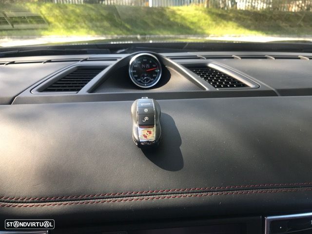 Porsche Panamera Turbo PDK - 21