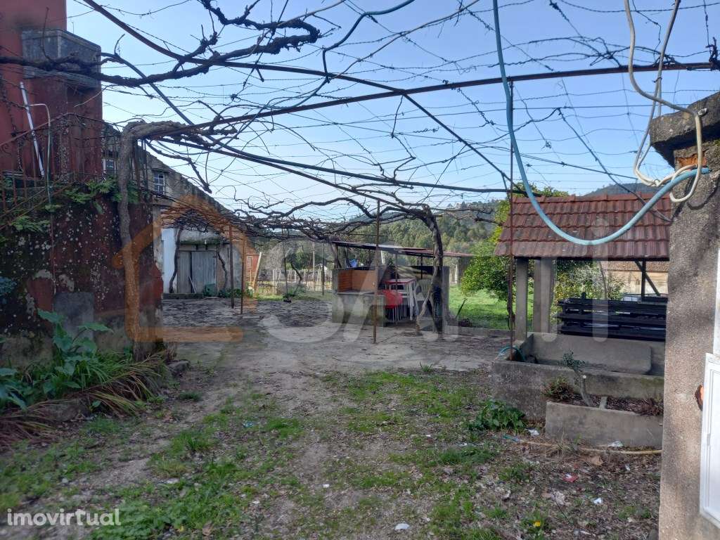 Prédio composto de casa de pedra com 2 pavimentos - Grande imagem: 2/27