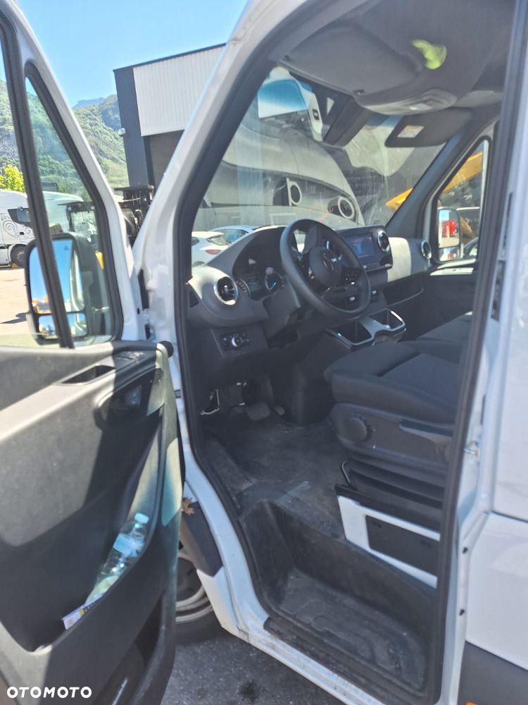 Mercedes-Benz Sprinter - 11
