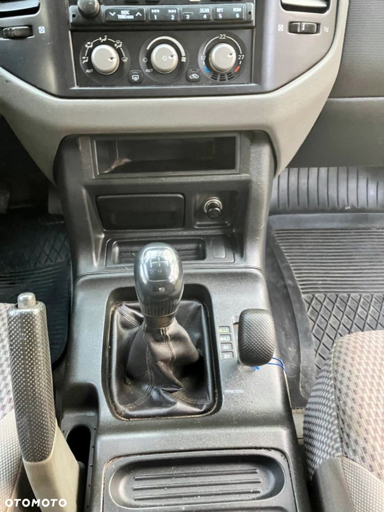 Mitsubishi PAJERO - 12
