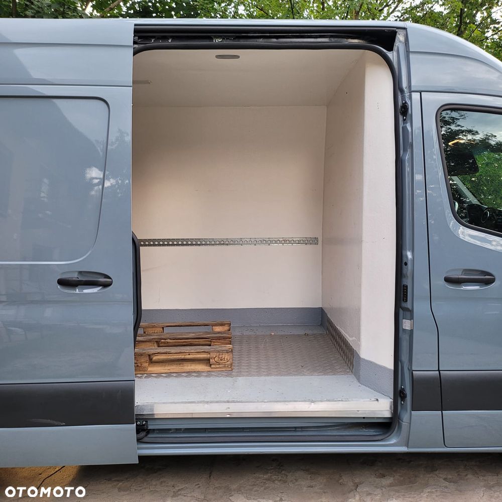 Mercedes-Benz Sprinter - 11