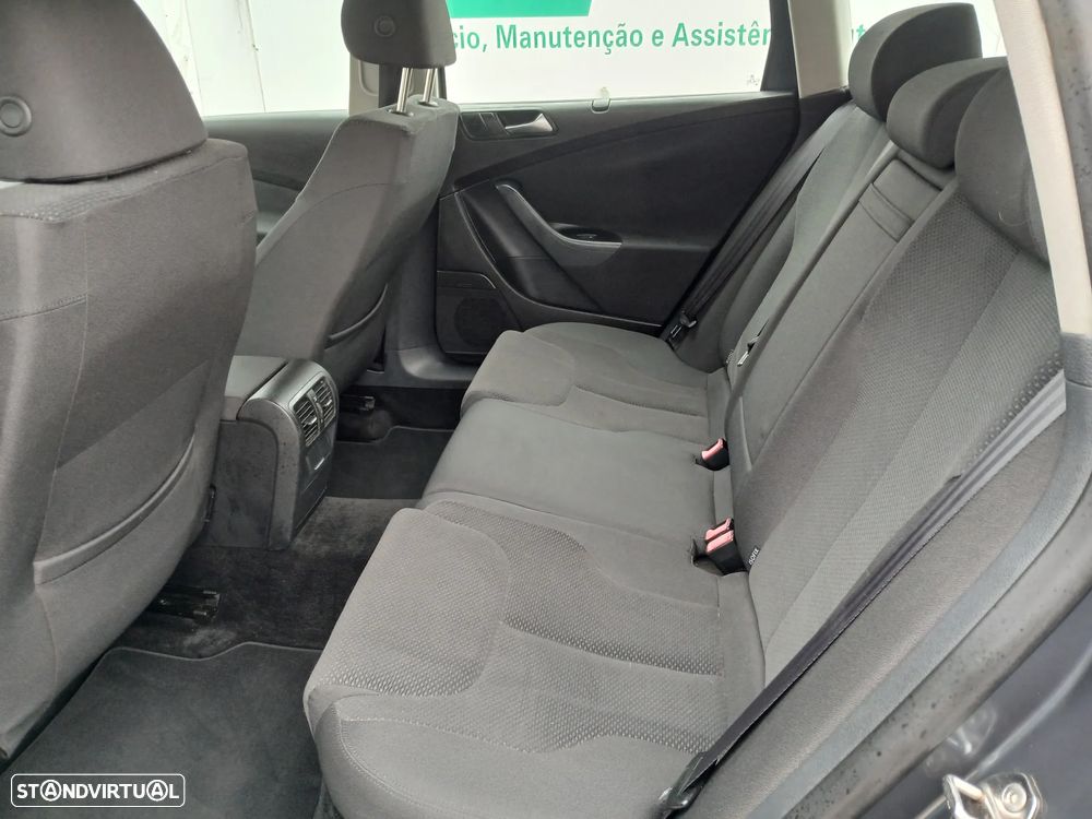 VW Passat 1.6 TDI BlueMotion - 17