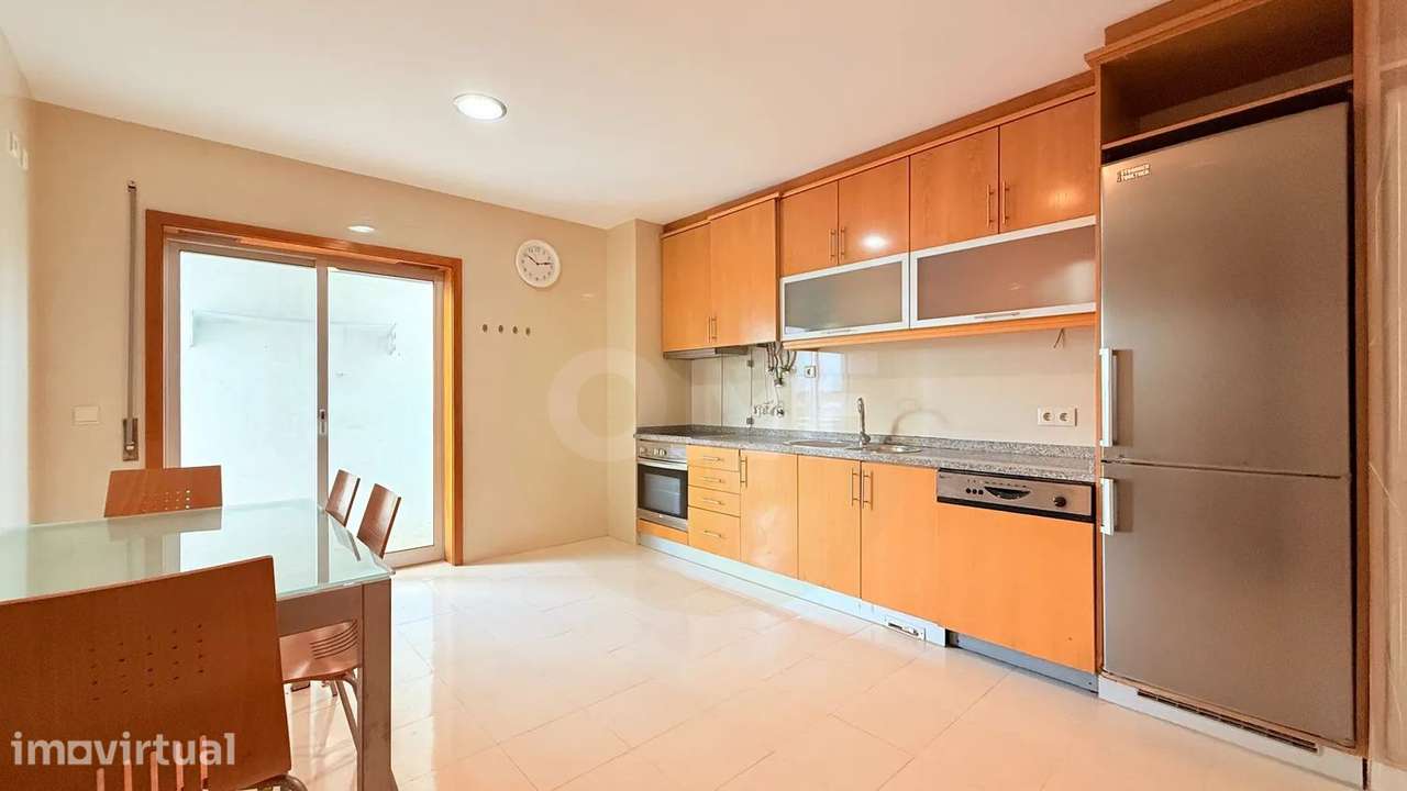 ApartamentoT2 em Árvore Excelentes Áreas Garagem Fechada para 2 Carros - Grande imagem: 4/24