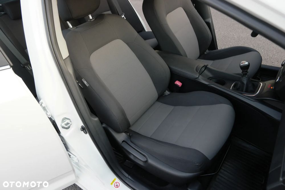Toyota Avensis 1.8 Active - 25