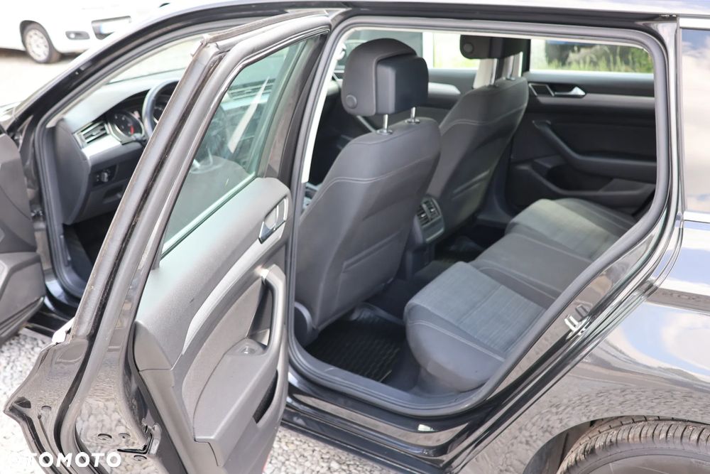Volkswagen Passat Variant 2.0 TDI EVO Elegance DSG - 9