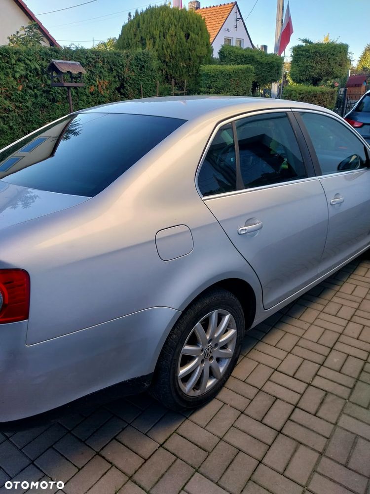 Volkswagen Jetta - 4