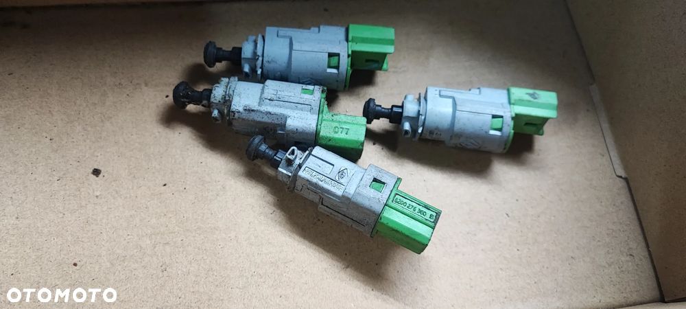 CZUJNIK POŁOŻENIA PEDAŁU SPRZĘGŁA RENAULT LAGUNA II 8200276360B