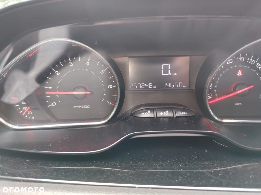 Peugeot 208 - 5