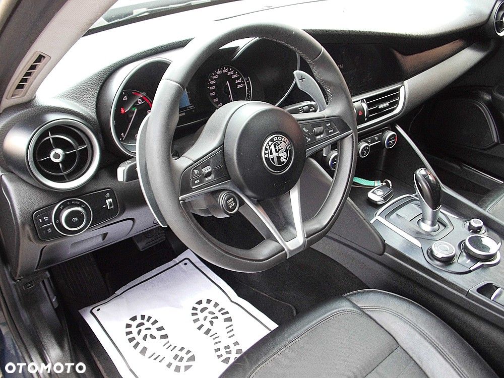 Alfa Romeo Giulia 2.2 AT8 Business - 8