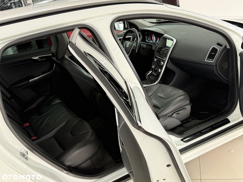 Volvo XC 60 D3 Drive-E R-Design Momentum - 28