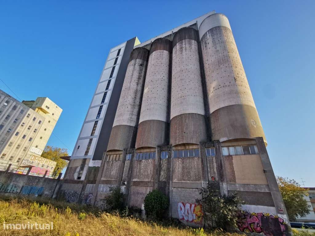 Edifício singular no centro das Caldas da Rainha - Grande imagem: 3/19
