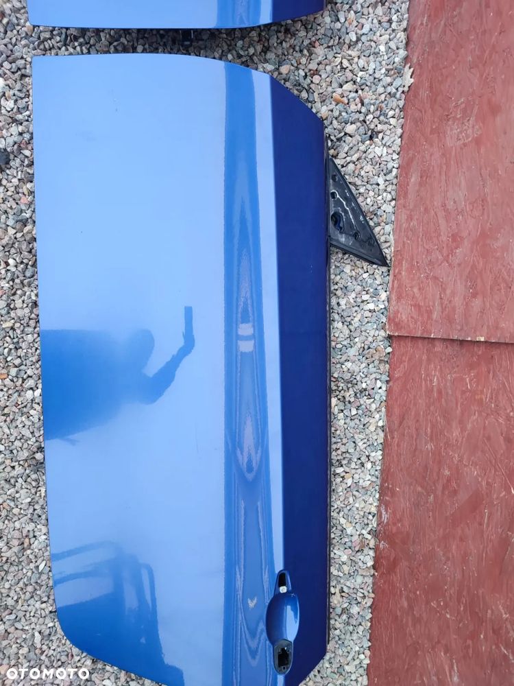 BMW E92 / E92 LCI / E93 / E93 LCI. KOMPLET ORYGINALNYCH DRZWI PRAWE / LEWE +  PODNOŚNIK SZYBY + SZYBA. O NR: 7 200 570 /  7 200 569 OEM, W KOL. LE MANS BLAU METALIC 381. BEZ RDZY - 7