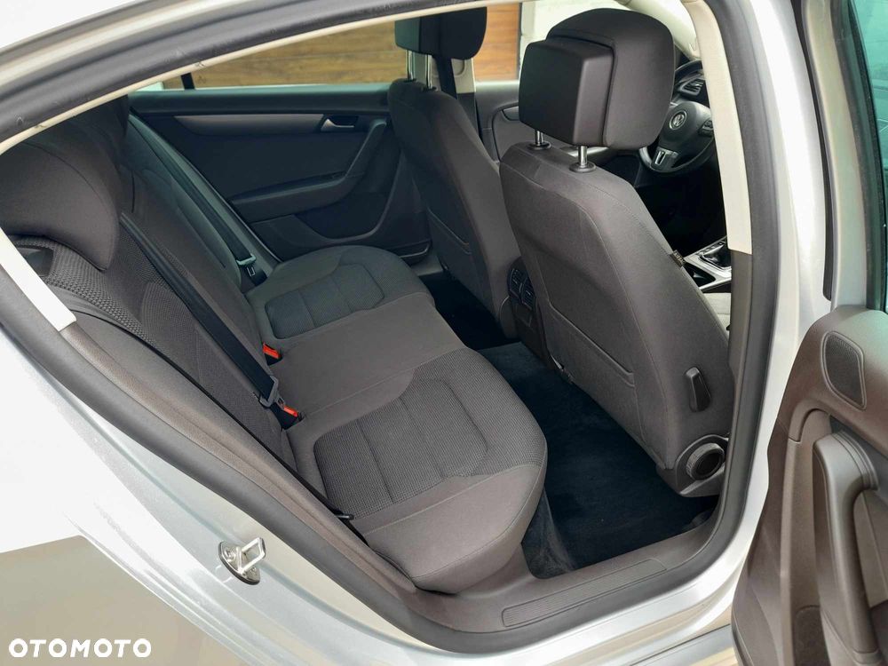 Volkswagen Passat 1.6 TDI BlueMotion Technology R-Line - 21
