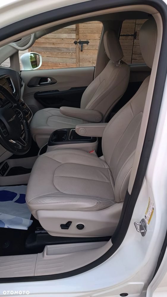 Chrysler Pacifica - 32