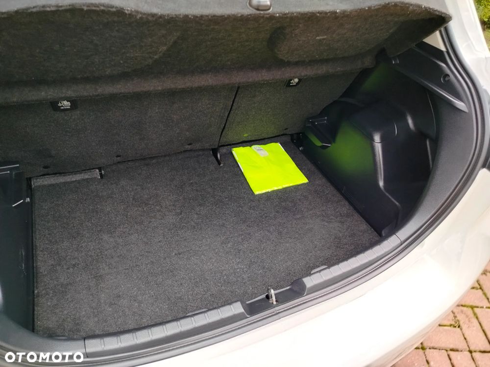 Toyota Yaris 1.0 Premium - 24