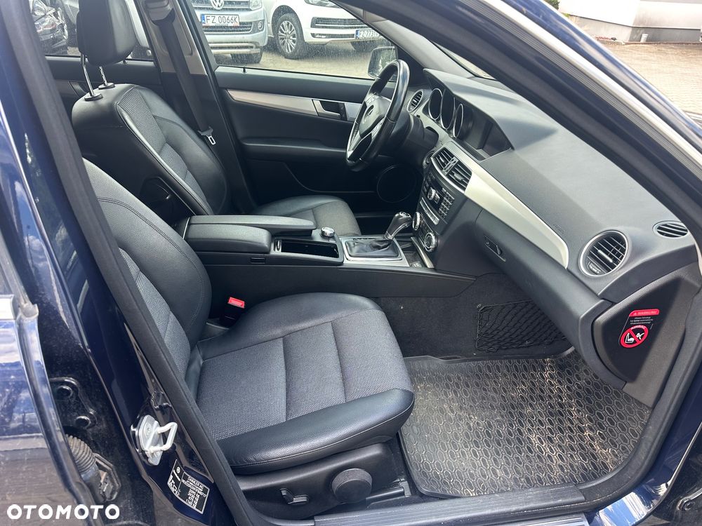 Mercedes-Benz Klasa C 180 CGI Automatik BlueEFFICIENCY Avantgarde - 18