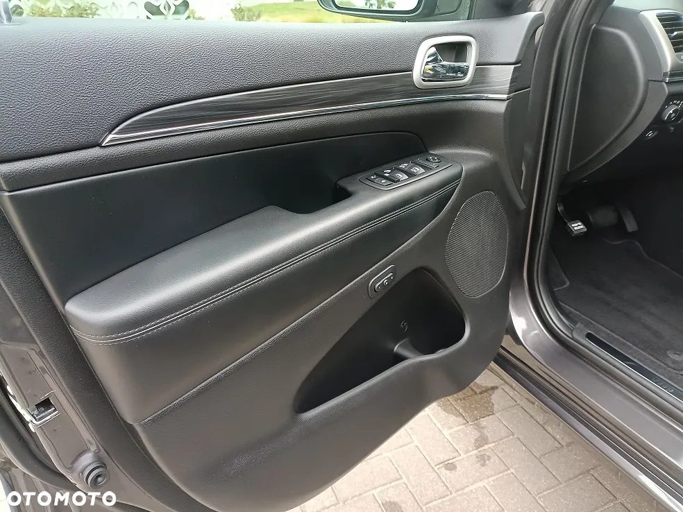 Jeep Grand Cherokee - 22