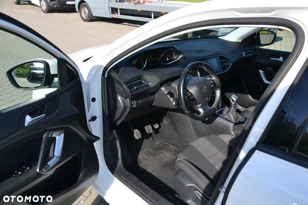 Peugeot 308 - 8
