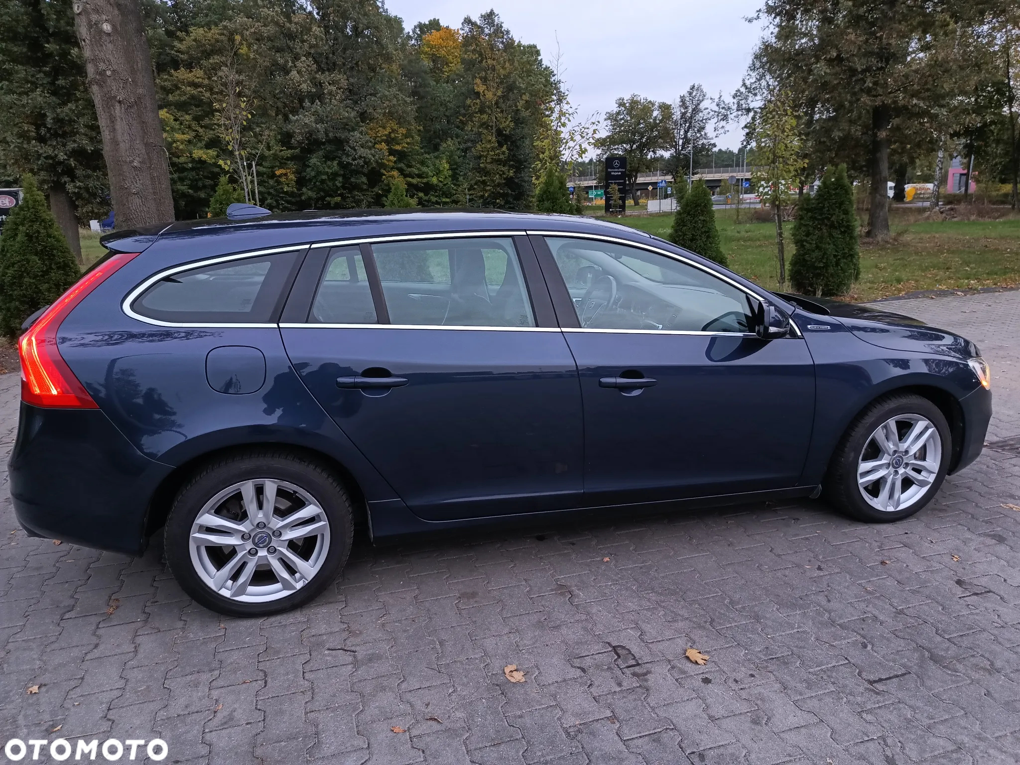 Volvo V60 D6 AWD Plug-in Hybrid R-Design Summum - 12