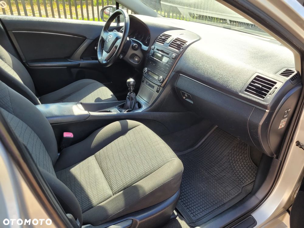 Toyota Avensis 1.8 Sol - 17