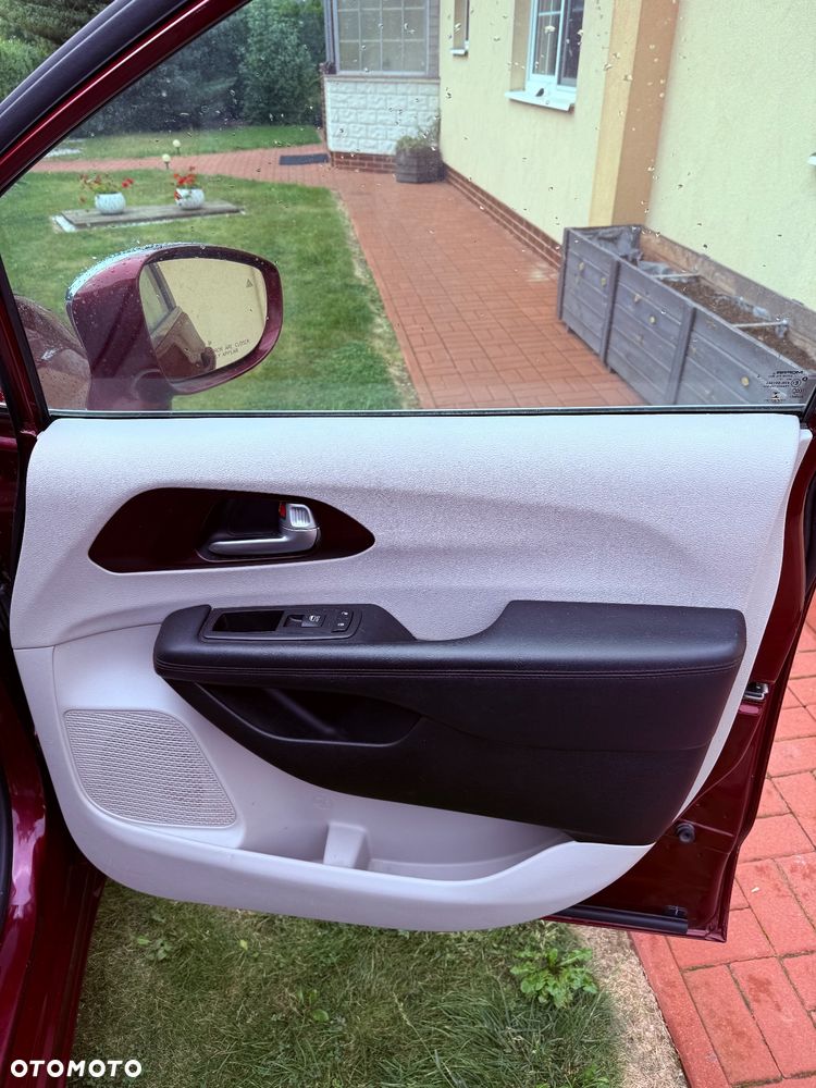 Chrysler Pacifica - 11