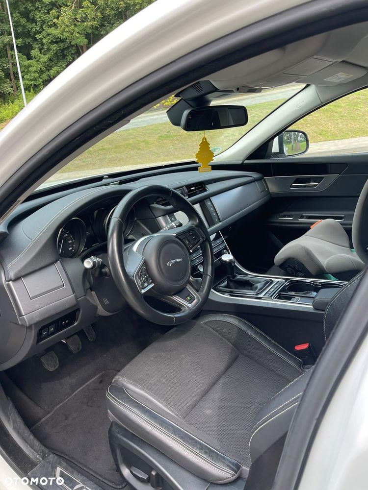 Jaguar XF 2.0 i4D R-Sport - 8