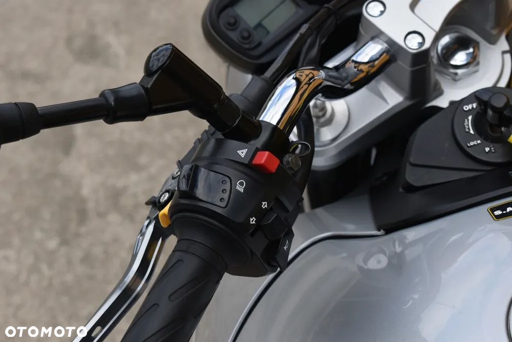 Suzuki GSR - 21