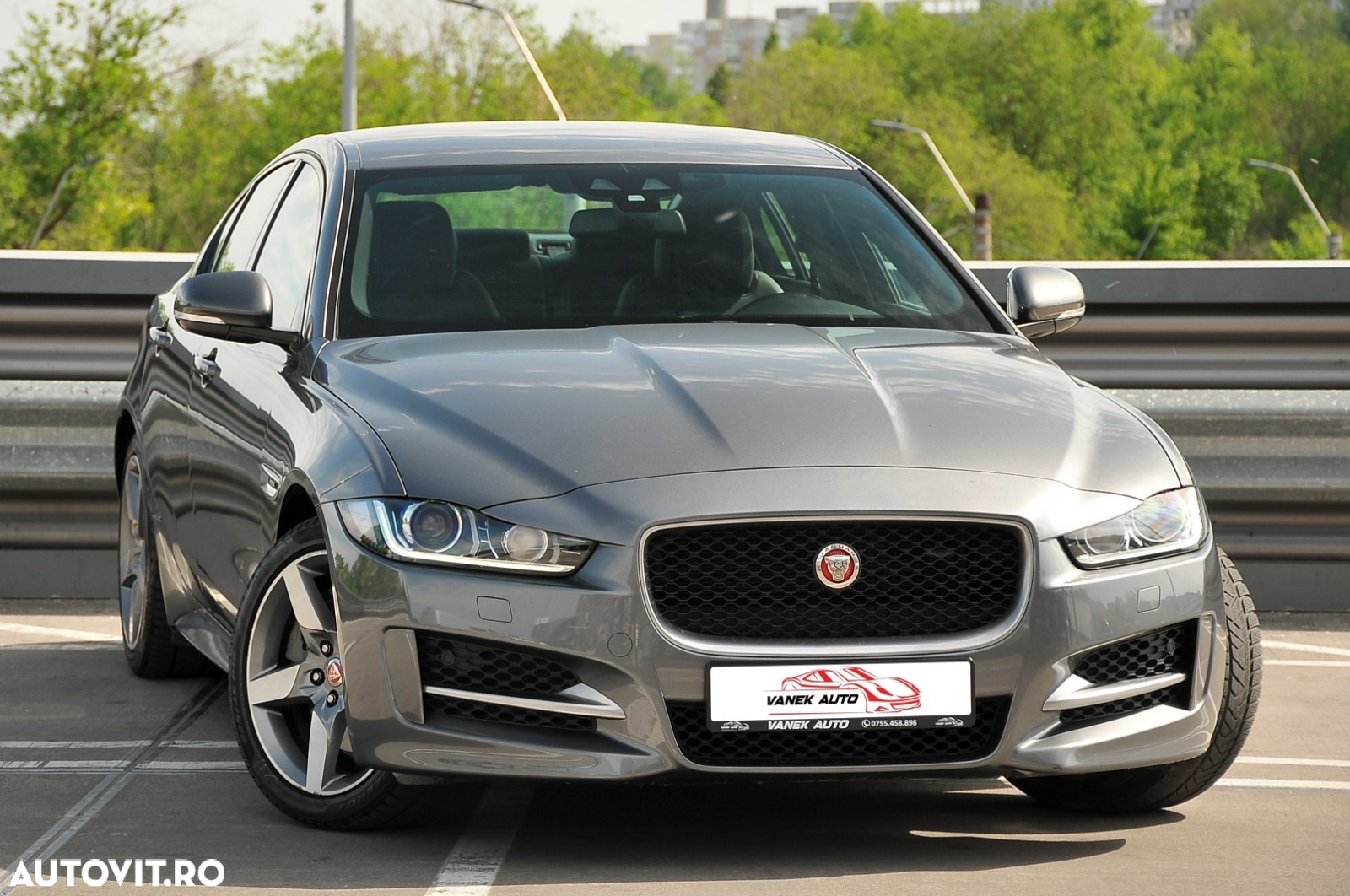 Jaguar XE 2.0 AWD R-Sport - 11