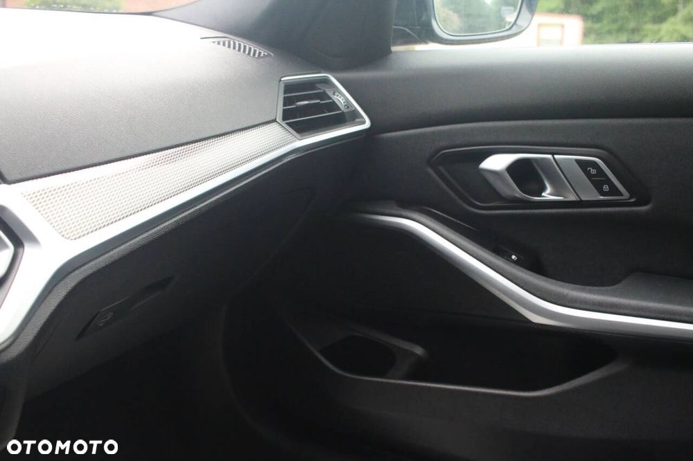 BMW Seria 3 330i xDrive M Sport - 25