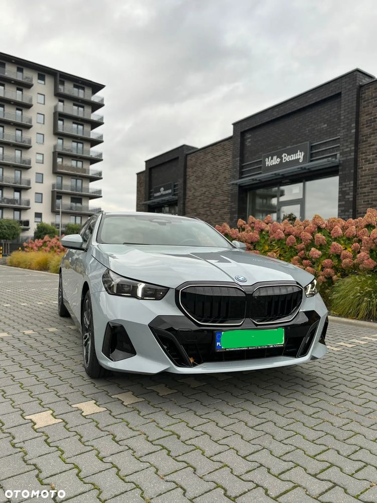 BMW i5 - 11