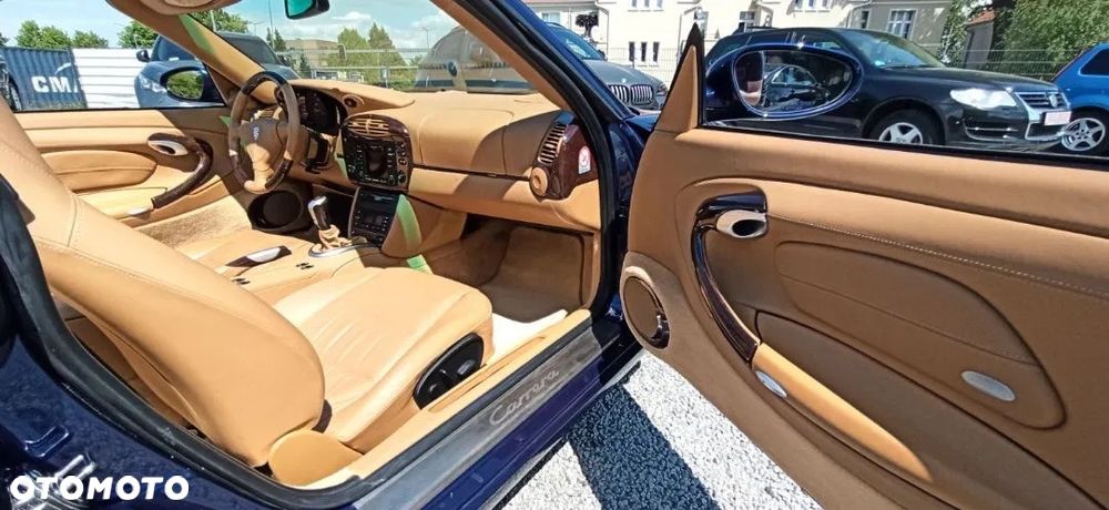 Porsche 911 Carrera 4 - 11