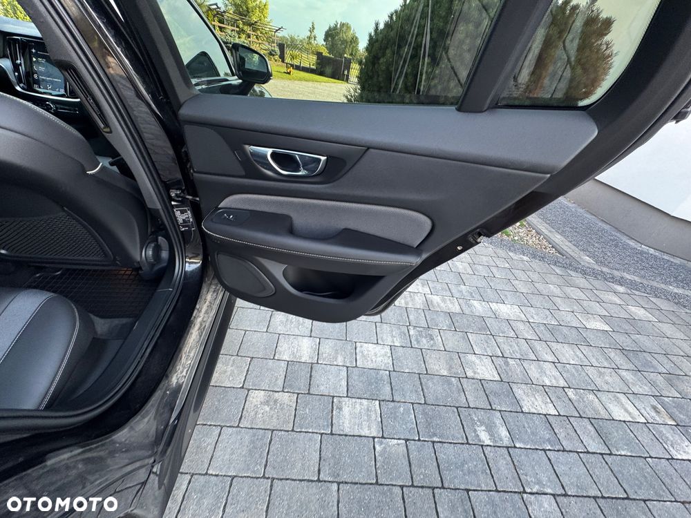 Volvo V60 D3 R-Design - 26