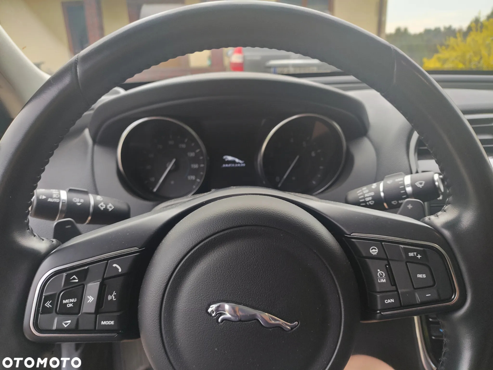 Jaguar XE S - 8