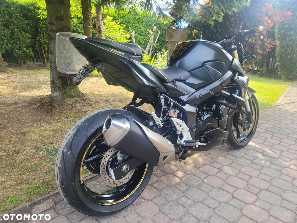 Suzuki GSR - 12