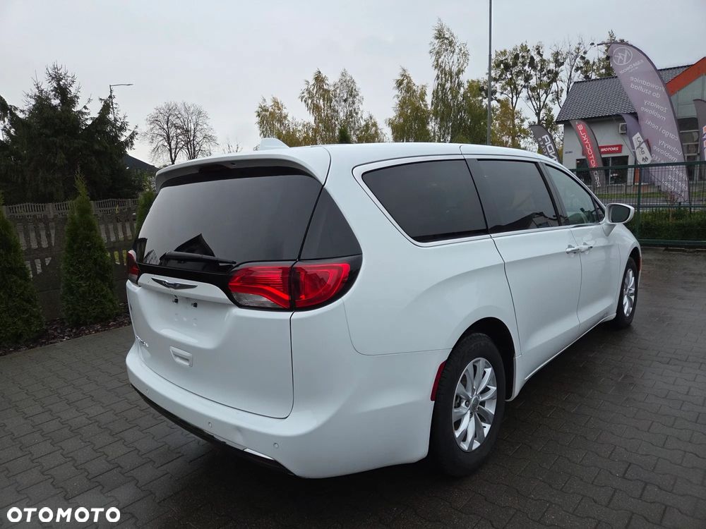 Chrysler Pacifica - 16