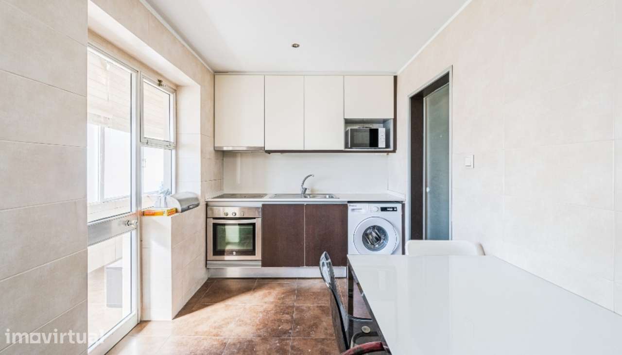 Apartamento com varandas para venda em zona central do Porto - Grande imagem: 4/24