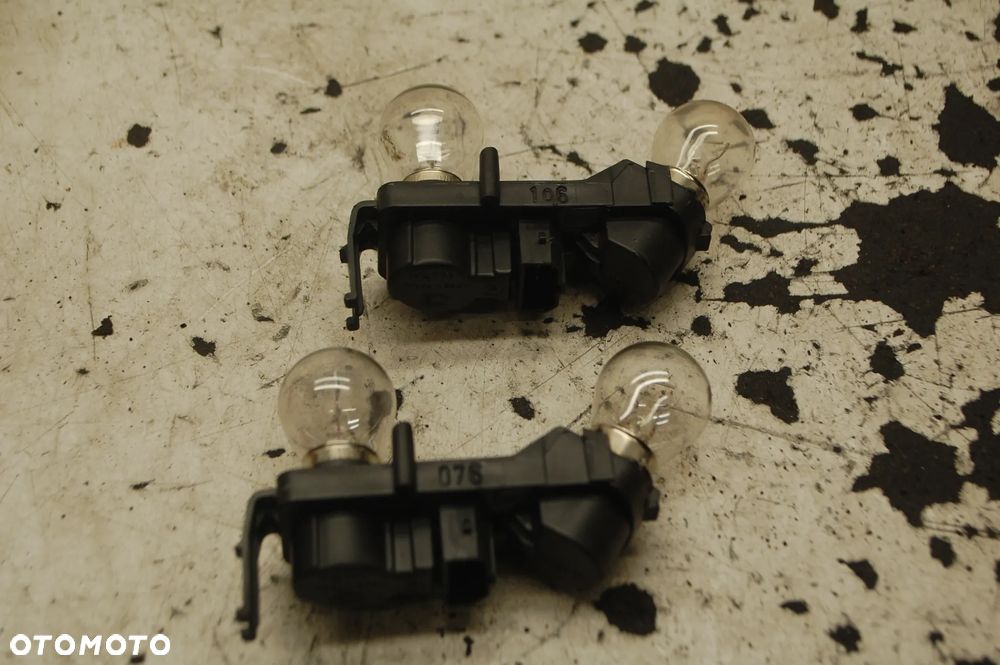 WKŁAD LAMPY W BŁOTNIK LEWY PRAWY TYŁ TYLNY 1P0945257B SEAT LEON II - 2