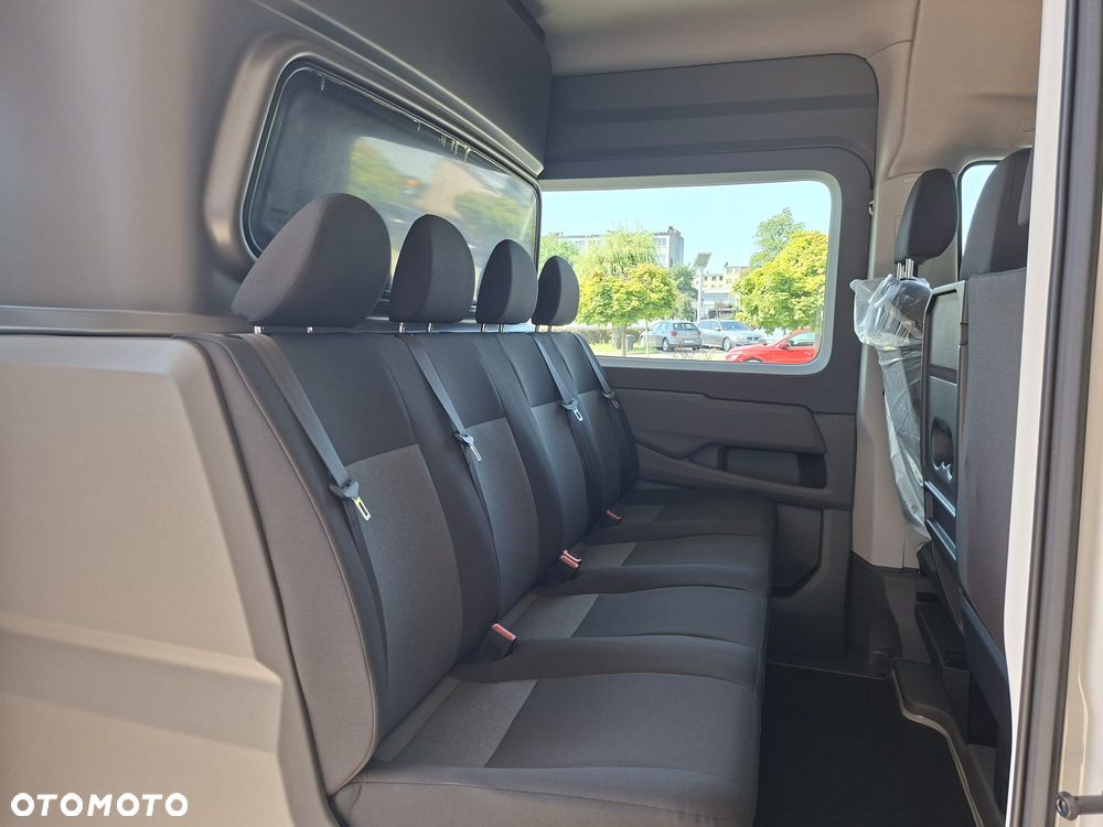 Volkswagen Crafter 35 Furgon, BRYGADÓWKA 7 osobowa, z wysokim dachem silnik: 2,0 l EURO VI SCR 140 KM / skrzynia biegów: Przedni napęd manualna 6-biegowa rozstaw osi: 4490 mm - 21