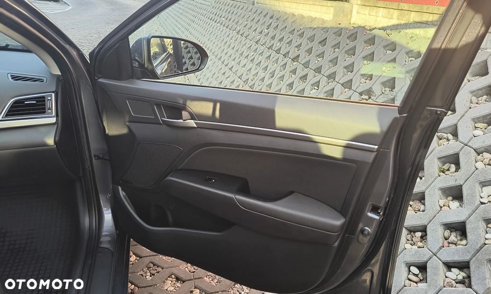 Hyundai Elantra 1.6 Comfort - 10