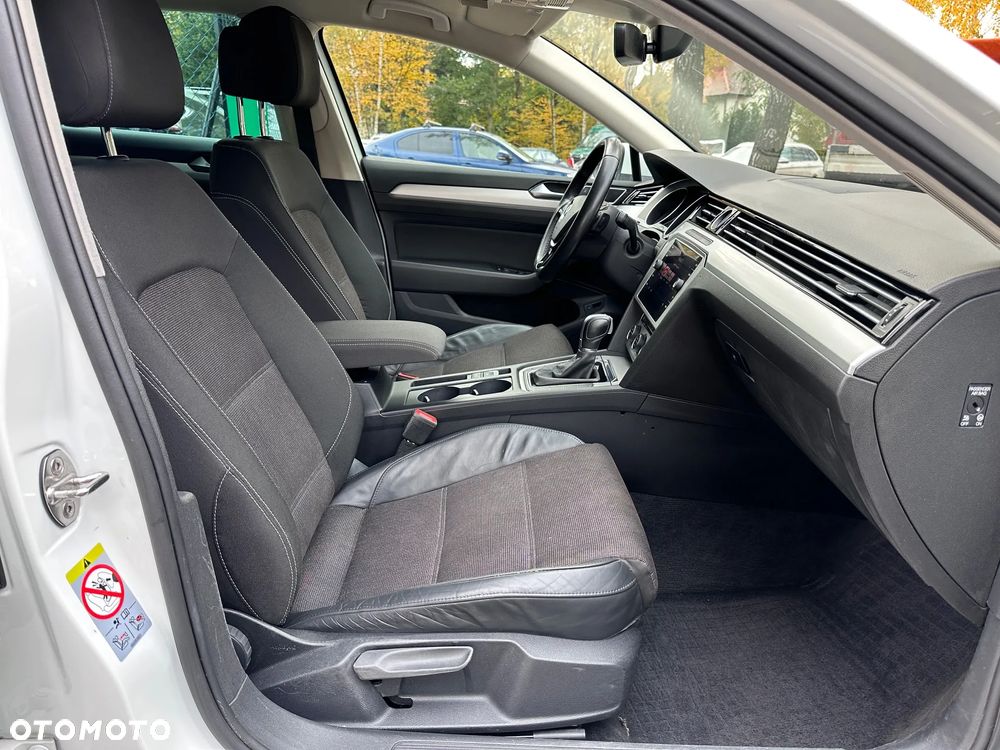 Volkswagen Passat Variant 2.0 TDI SCR DSG (BlueM Tech) Comfortline - 25